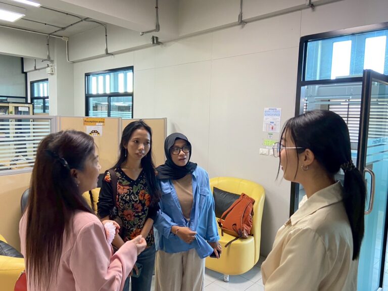 พานักศึกษาเยี่ยมชมสถานที่สหกิจศึกษา